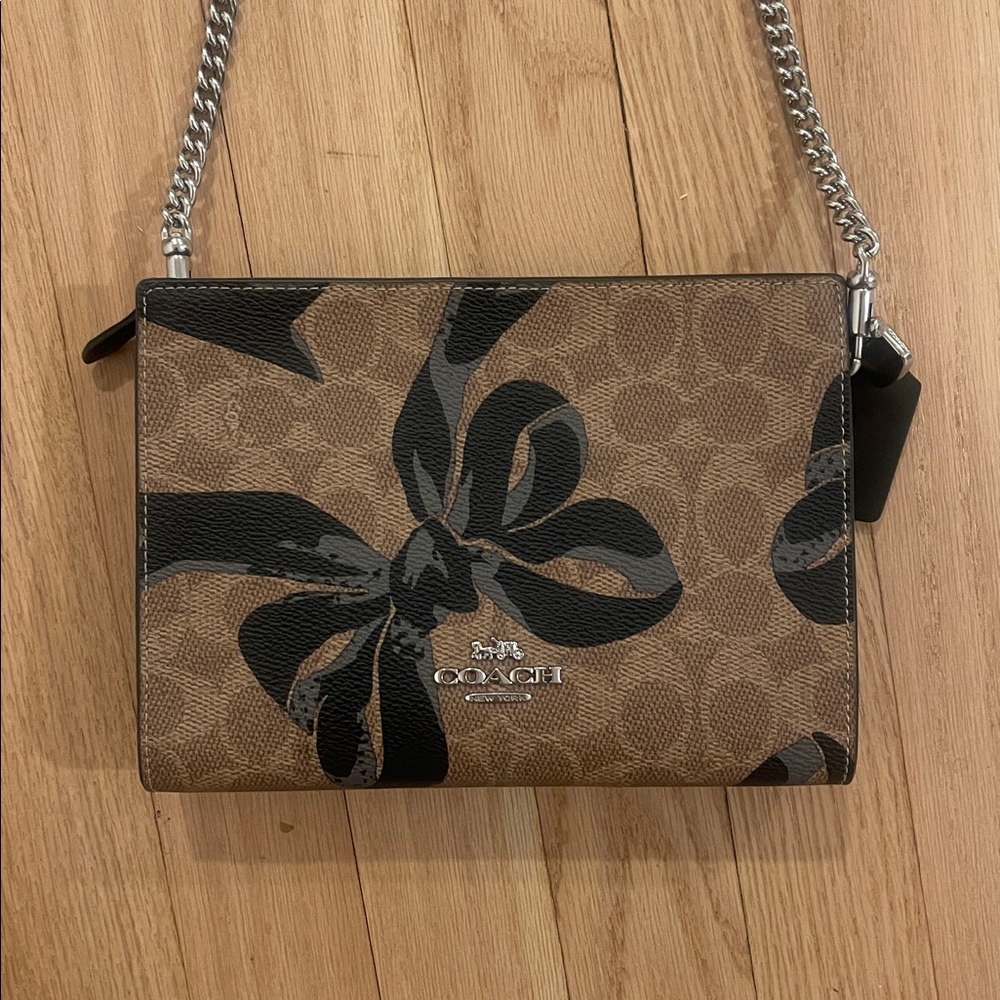Coach Brown Bow Print Crossbody Bag 
Brand new but tag is removed 
Never used - Picture 3 of 10